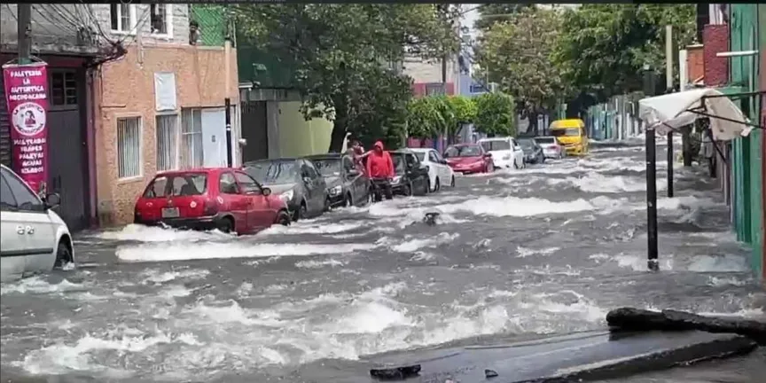 Megafuga de agua en Iztapalapa provoca inundaciones tras ruptura de tubería