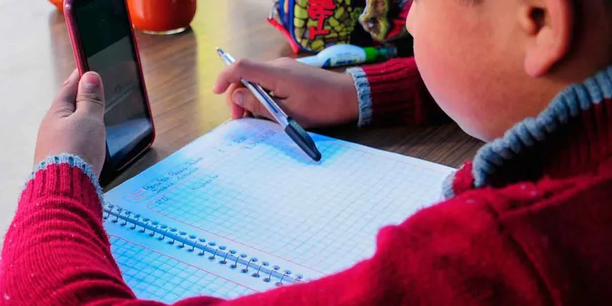Congreso de CDMX elimina uso de celulares en escuelas públicas 