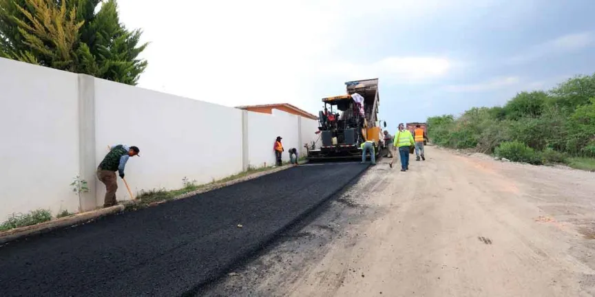 Construye Gobierno estatal 3.3 kilómetros del camino a las Loberas en Tecali