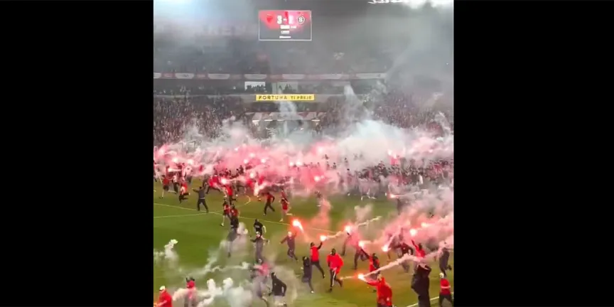 VIDEO. Violencia en el derby de Praga obliga a suspender el partido entre Slavia y Sparta
