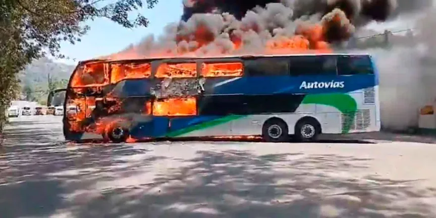 Violencia en Zitácuaro: enfrentamiento armado provoca quema de vehículos y cierre de vialidades en Michoacán