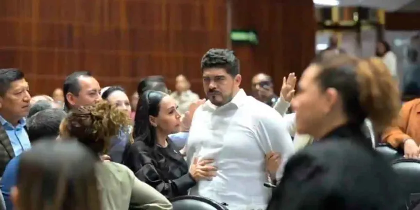 VIDEO. “Estás borrachísimo”: pelea entre Zenyazen Escobar y Carlos Mancilla desata caos en San Lázaro