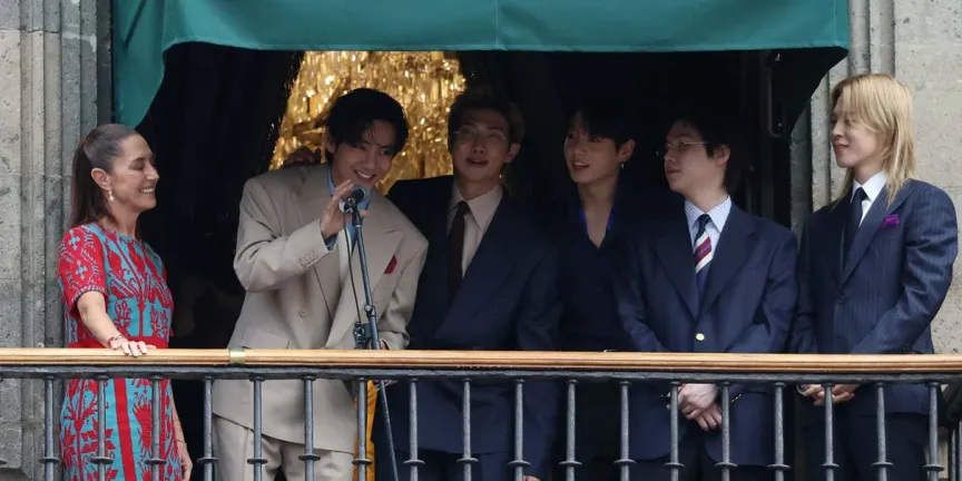 Fans invaden el Zócalo tras reunión de BTS en Palacio Nacional