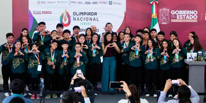 Gobierno estatal premia esfuerzo de atletas poblanos en Olimpiada CONADE 2026