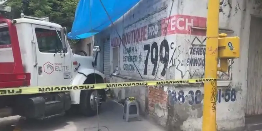 Grúa sin frenos embiste puesto de memelas en Tehuacán; mujer queda herida