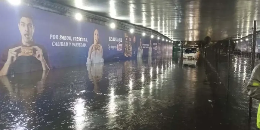 Lluvias colapsan CDMX; presa Becerra se desborda y provoca inundaciones en Periférico
