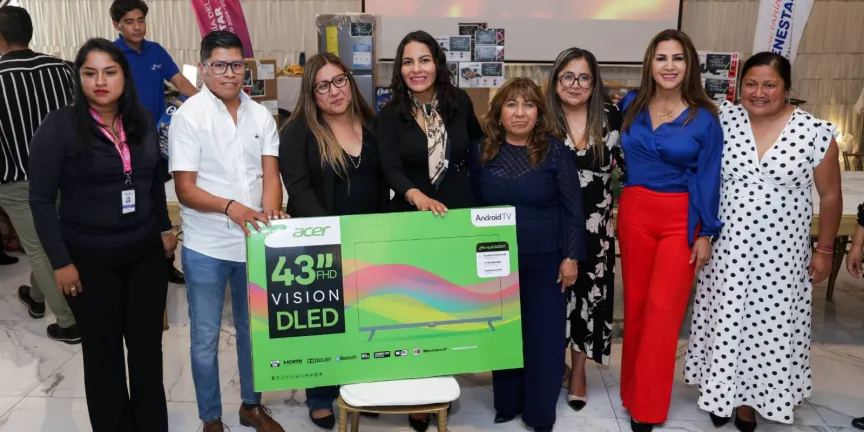Lupita Cuautle reconoce a docentes de 72 escuelas por su compromiso con la educación