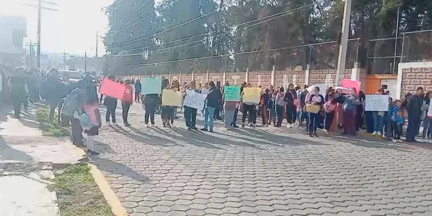 Exigen a SEP liberar contrato de intendencia en escuela de Serdán