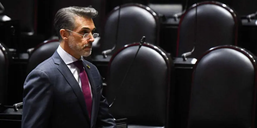 Sergio Mayer anuncia su salida de Morena con carácter irrevocable