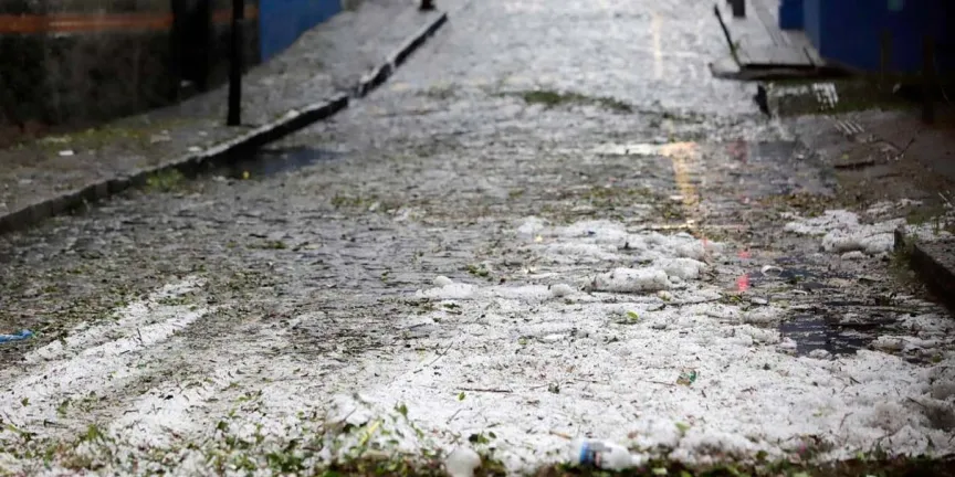 Tormenta con granizo en CDMX deja calles blancas y inundaciones