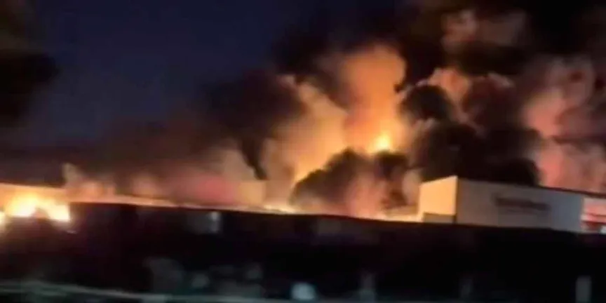 Voraz incendio consume planta de Bachoco en Lagos de Moreno; activan alerta atmosférica y reportan intoxicados