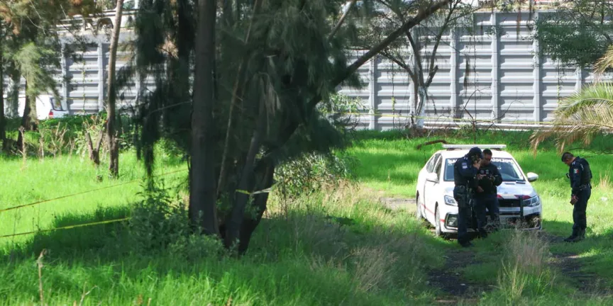 Abandonan un cadáver en el camellón de la autopista Puebla-Orizaba, cerca de los estadios