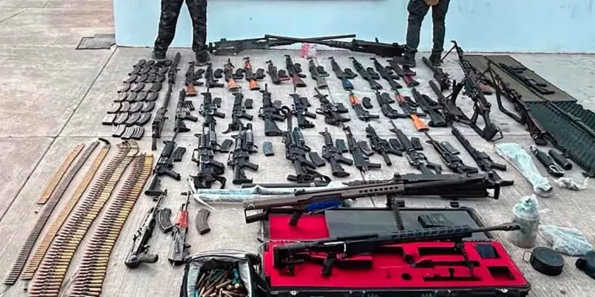 Autoridades localizan vehículo abandonado con armamento de alto poder en Sinaloa