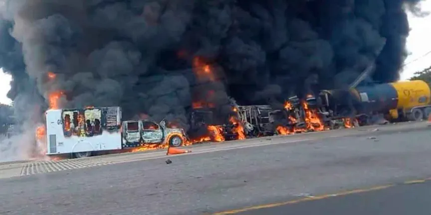 Explota pipa de combustible en la carretera Cárdenas-Coatzacoalcos: caos vial, emergencia y riesgo por material inflamable