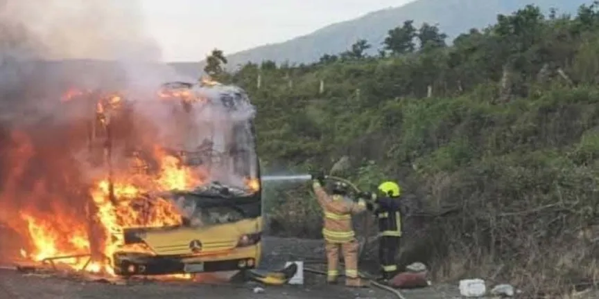 Falla eléctrica provoca incendio de autobús en la Puebla-Orizaba