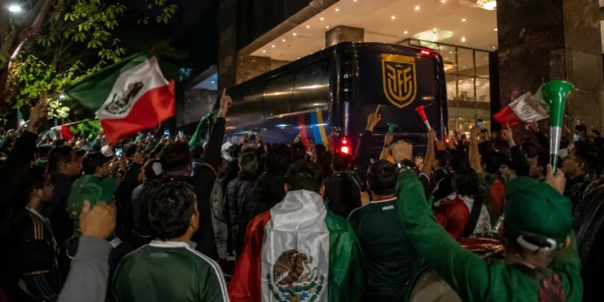 Afición mexicana incomoda a Ecuador con ruidosa ‘serenata’ en Santa Fe