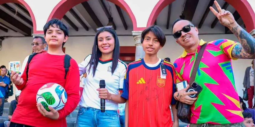 Intercambio de estampitas fortalece la convivencia entre jóvenes y familias en Puebla