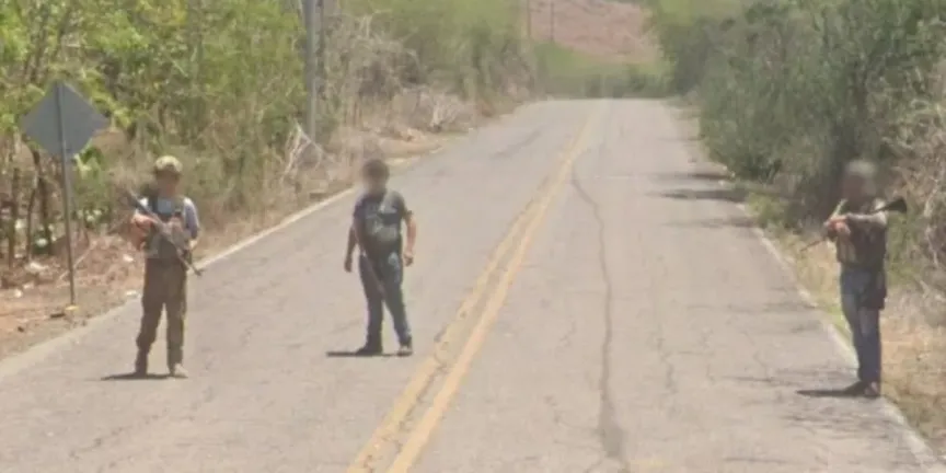 Vehículo de Google Maps capta retén armado en zona rural de Culiacán