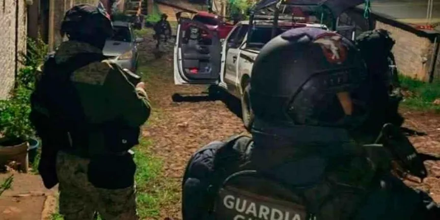 Seis presuntos integrantes de un grupo armado murieron tras un enfrentamiento con la Guardia Nacional en Uruapan, Michoacán. Las autoridades también detuvieron a una persona y aseguraron armas, vehículos y equipo táctico.