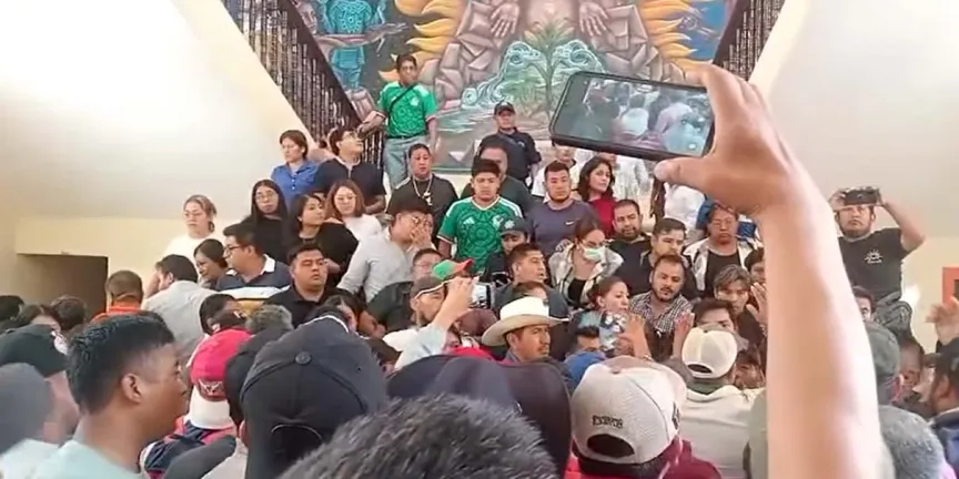Habitantes de Ajalpan bloquean presidencia municipal y exigen ser atendidos
