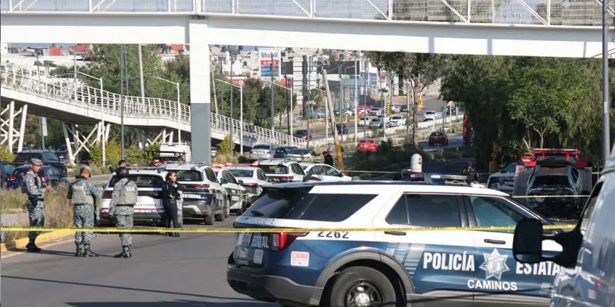 Hallan dos cuerpos dentro de vehículo calcinado en Periférico con mensajes de amenaza