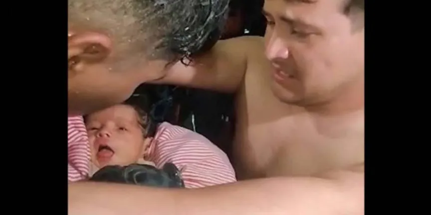 Milagro en Venezuela: rescatan con vida a un recién nacido entre los escombros