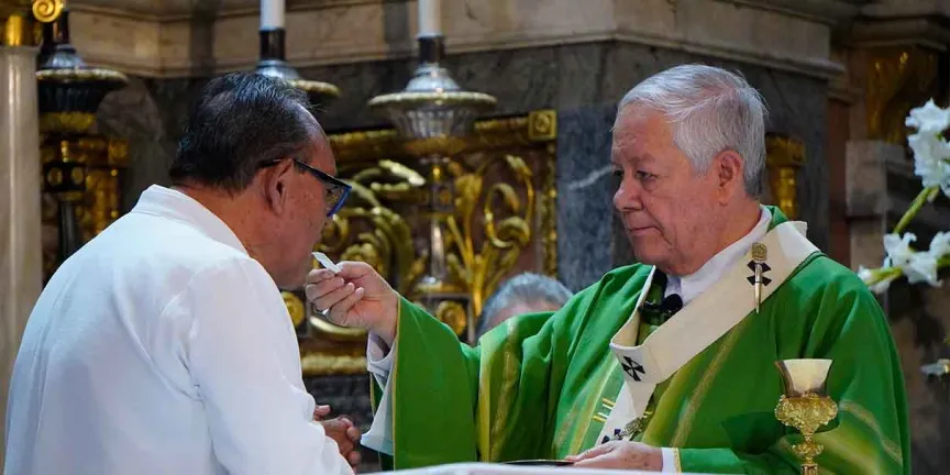 Víctor Sánchez celebra 50 años como sacerdote con visita del enviado del Vaticano