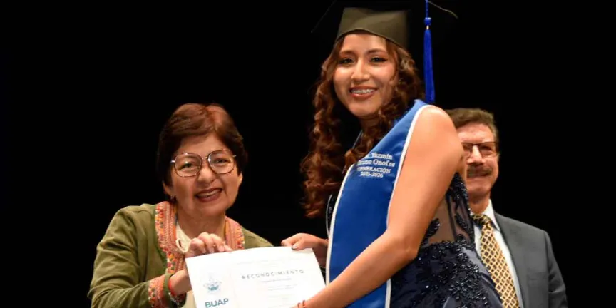 Reconoce Lilia Cedillo compromiso social de egresados de Economía y Finanzas de la BUAP