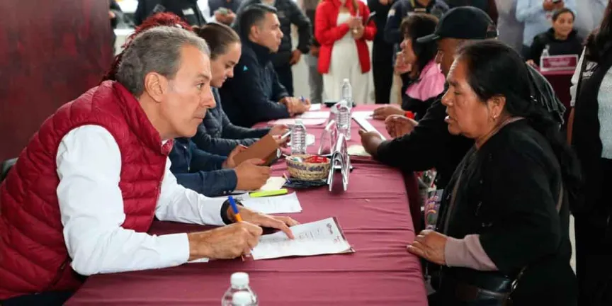   Mediante mesas de trabajo encabezadas por el alcalde acompañado de las y los titulares del gabinete municipal, se brindó atención directa a las necesidades de las y los vecinos