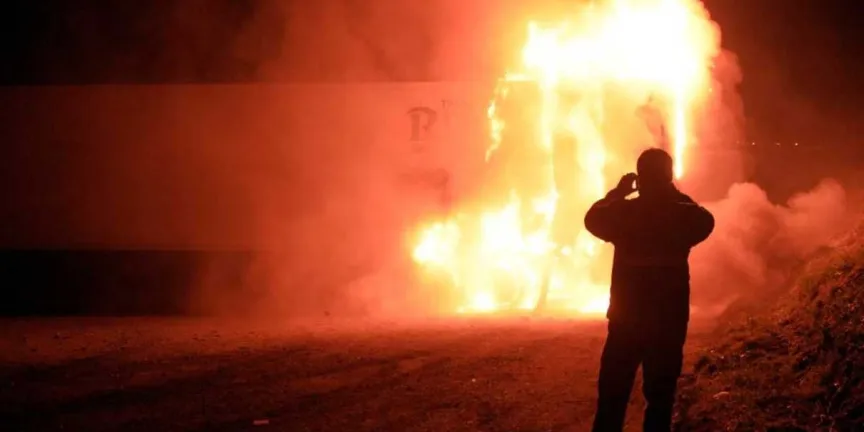 Tráiler con 39 migrantes se incendia tras persecución de la Patrulla Fronteriza en Texas