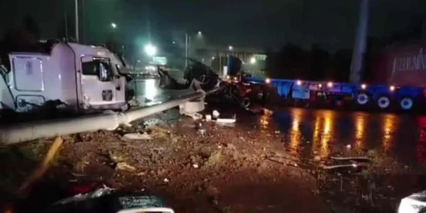Tráiler queda destrozado tras chocar contra luminaria en Periférico