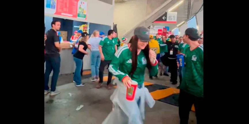 Aficionada mexicana rocía refresco a seguidores de Ecuador en el Mundial 2026