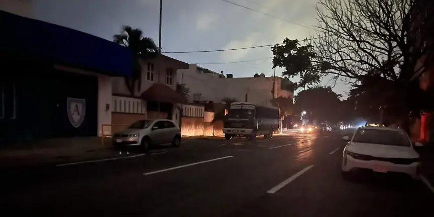 Caos vial y suspensión del béisbol en Veracruz: Apagón masivo golpea a la zona conurbada