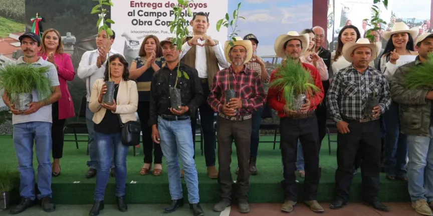 Ixtacamaxtitlán recibió apoyos estatales sin precedentes en maquinaria, fertilizantes y reforestación