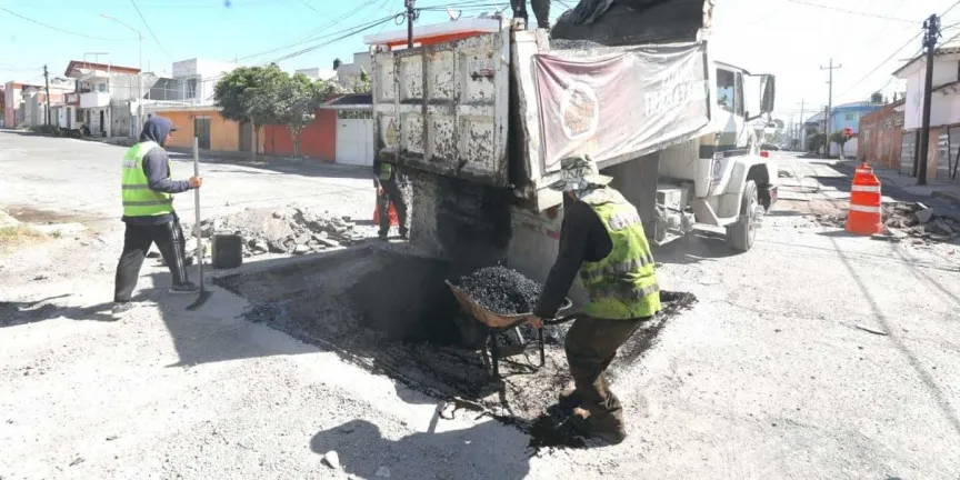 Gobierno de José Chedraui fortalece la movilidad con bacheo en la colonia San Pedro