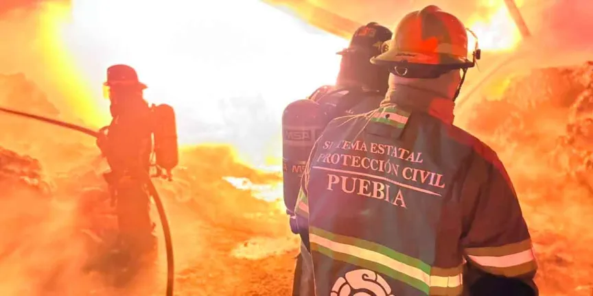 Bomberos controlan enorme incendio en bodega de material reciclable