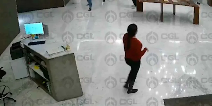 VIDEO: Captan agresión contra recepcionista en hotel de Santa Fe; identifican al presunto responsable