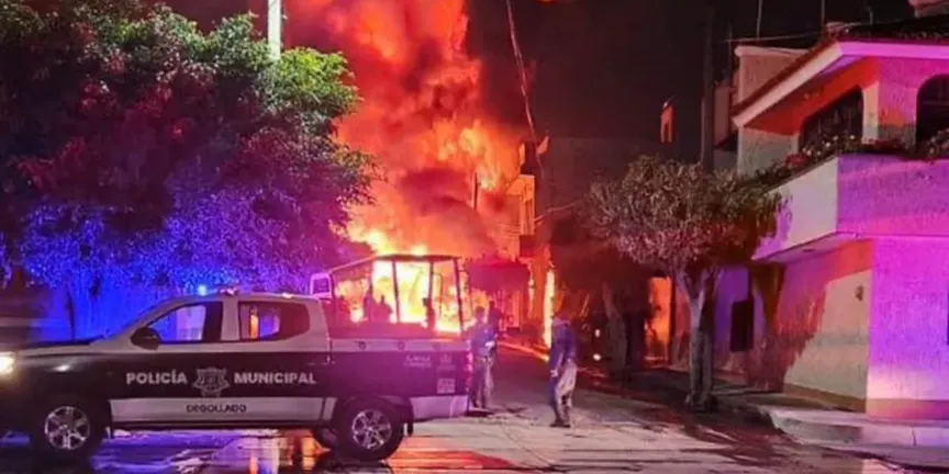 Explota camión torton con combustible ilegal en Degollado; reportan daños en casas y autos