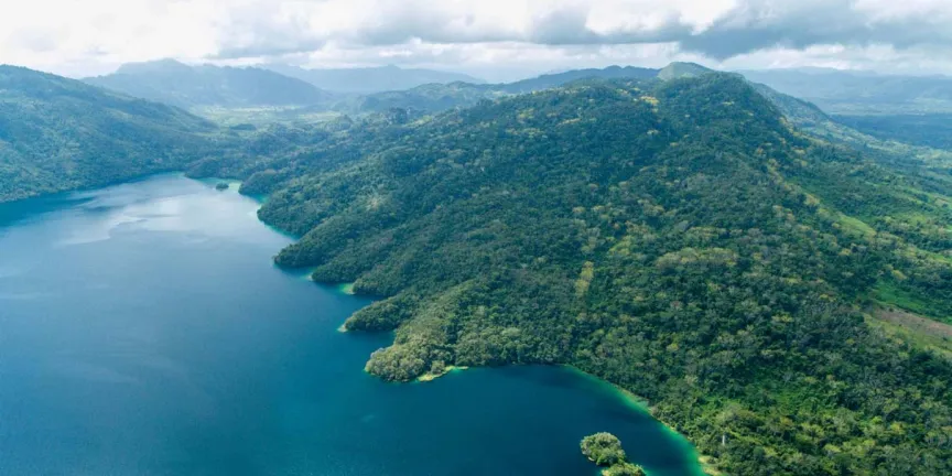 El paraíso secreto de Chiapas: Laguna Miramar, la laguna de aguas cristalinas rodeada de selva
