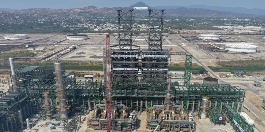 "Flamazo" en refinería de Pemex en Salina Cruz deja tres trabajadores con quemaduras