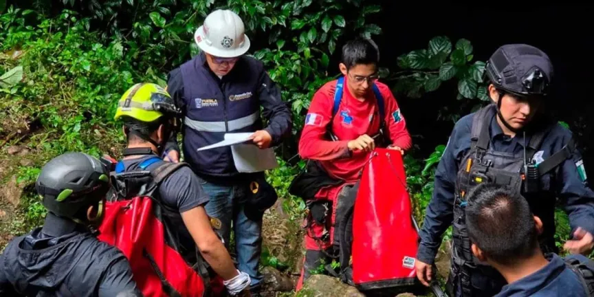 Es peligroso extraer cuerpos de excursionistas muertos dentro de cueva de Cuetzalan 
