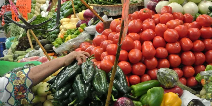 Inflación en México da un respiro: bajan jitomate, huevo y otros alimentos durante junio