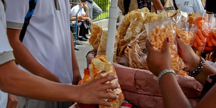 Pese a restricciones, cooperativas en escuelas de Puebla mantienen venta de comida chatarra: SEP