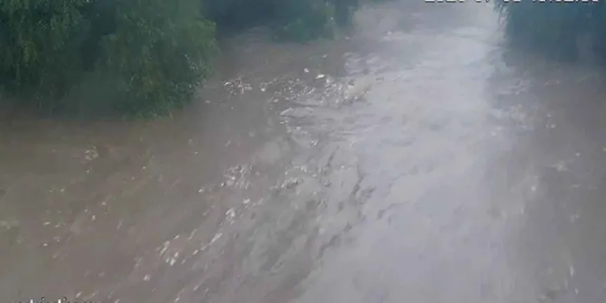 Apagones en colonias de Puebla capital por tormenta eléctrica y lluvia; el Atoyac a punto del desborde  