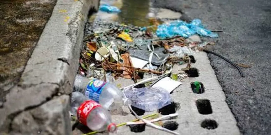 Sólo tirando la basura en su lugar se evitarán inundaciones en la capital