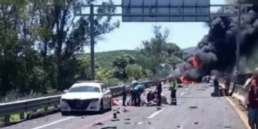 Tráiler sin frenos embiste a varios vehículos en la autopista a Tepic; reportan autos calcinados