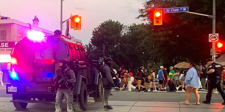 Balacera en plena celebración callejera en Toronto desata megaoperativo