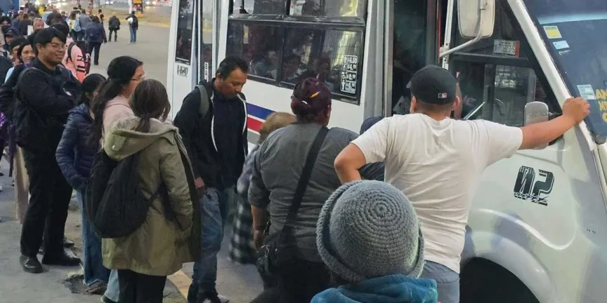 Sufren un calvario los adultos mayores poblanos al usar las rutas de transporte