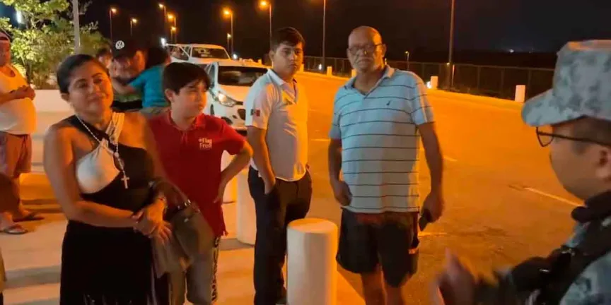 Un convoy del Tren Maya sufrió una presunta falla eléctrica entre Leona Vicario y Cancún, dejando pasajeros varados durante más de cinco horas. Usuarios denunciaron falta de información y problemas durante la espera.