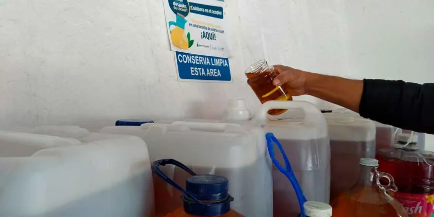 Reciclan 1,500 litros de aceite usado para proteger drenaje en Puebla